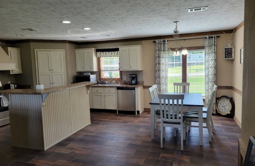 Chandler House | Lake Palestine Lakefront, Dock, Deck. 3 bd 2bt Large yard, Beautiful Sunrises