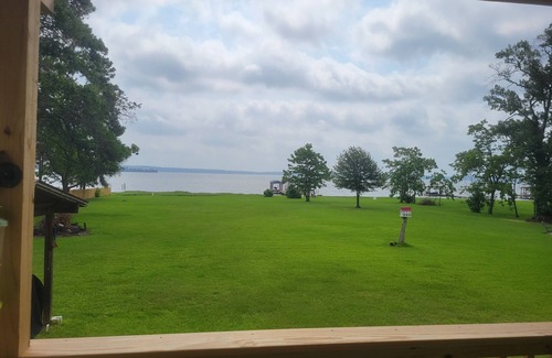 Chandler House | Lake Palestine Lakefront, Dock, Deck. 3 bd 2bt Large yard, Beautiful Sunrises