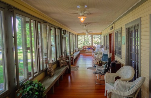Lake Ripley House | Lake Ripley Lodge w Lake Front Rooms, Grand Porch, Kayaks & Paddleboard