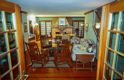 Lake Ripley House | Lake Ripley Lodge w Lake Front Rooms, Grand Porch, Kayaks & Paddleboard