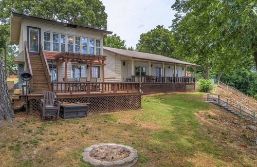 Copeland Cabin | Lake View Cabin couples getaway - family vacation with Private Boat/Swim Dock