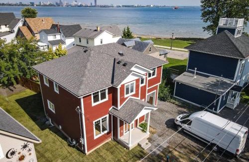Fort Erie House | Lake view cottage with three ensuites and elevator