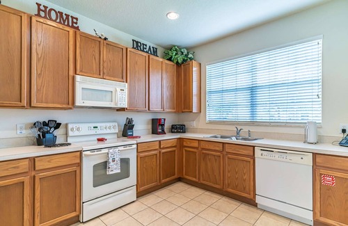 Trafalgar Village House | Lake Views Near Disney – Value Stay with Pool, Hot Tub & Clubhouse Access - Corner 3BR Townhome