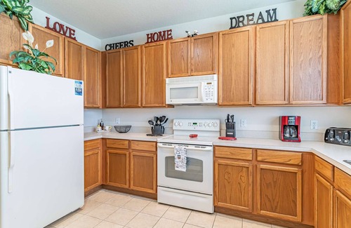 Trafalgar Village House | Lake Views Near Disney – Value Stay with Pool, Hot Tub & Clubhouse Access - Corner 3BR Townhome