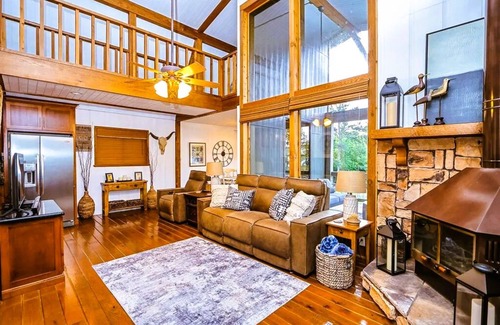 Jasper Cottage | Lake Views, Short Walk to Water, Joy Rock Garden, Sleeps 7