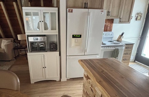 East Kootenay Cabin | Lake Windermere Cabin |Close to Ski Hills and Hot Pools |Short walk to beach