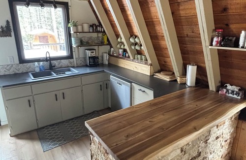 East Kootenay Cabin | Lake Windermere Cabin |Close to Ski Hills and Hot Pools |Short walk to beach