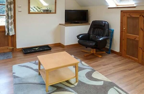 Glen Urquhart Cottage | Lakefield Apartment