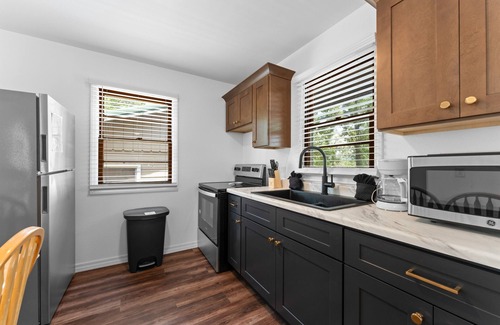 Kimberling City Cabin | Lakefront 2BR Cabin w/Pool + Swim & Boat dock