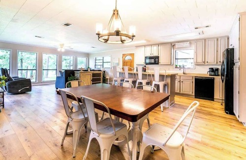 Negreet House | Lakefront 3BR with Bunkhouse Kayaks Rowboat Incl