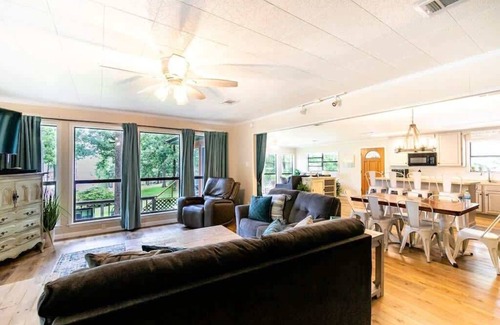 Negreet House | Lakefront 3BR with Bunkhouse Kayaks Rowboat Incl