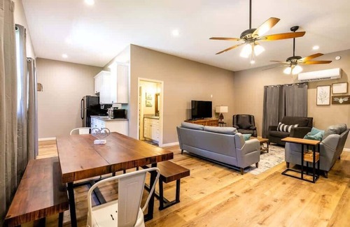 Negreet House | Lakefront 3BR with Bunkhouse Kayaks Rowboat Incl