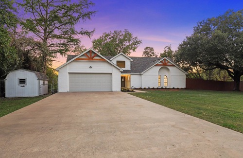 Granbury House | Lakefront 5BR w/Pool & Dock