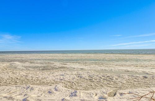 Aitkin House | Lakefront Aitkin Home with Sunroom Walk to Beach!