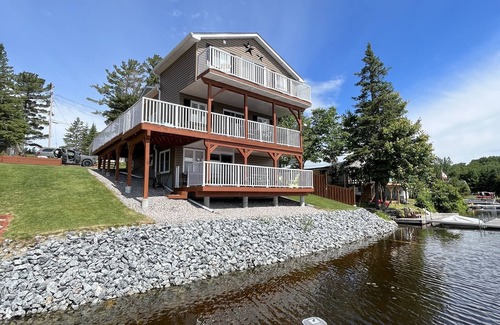 West Nipissing Cottage | Lakefront Chalet - Eagle’s Nest Waterfront Cottage