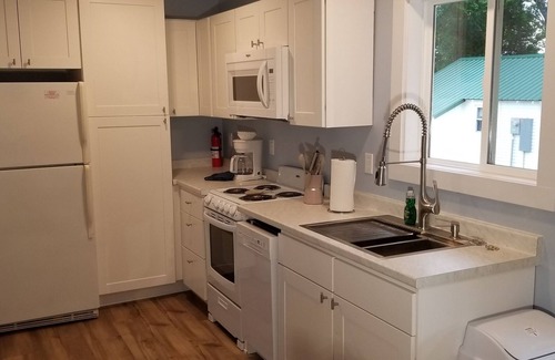 Arcadia Cottage | Lakefront Cottage #5, AC, Newly Remodeled, 8 Kayaks, 4 SUP, Rowboats