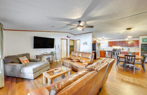 Grapeland House | Lakefront Crockett Cabin with Boathouse and Kayaks!