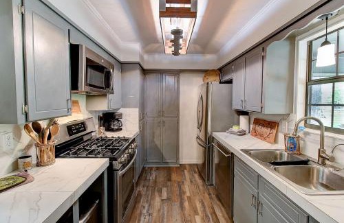 Shreveport House | Lakefront Emerald Point Wfirepit & Kayaks