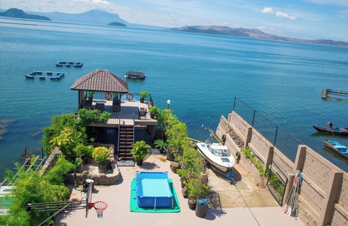 Talisay House | Lakefront Getaway, Taal Volcano Views. Perfect for Relaxation & Adventure!