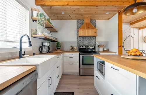 Amherst Ski Chalet | Lakefront Getaway with Spa and Kayaks