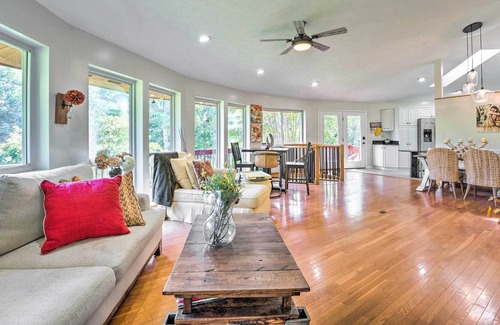 Hendersonville Cabin | Lakefront Hendersonville Cabin Near Fishing!