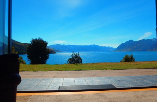 Lake Hawea House | Lakefront House - overlooking Lake Hawea