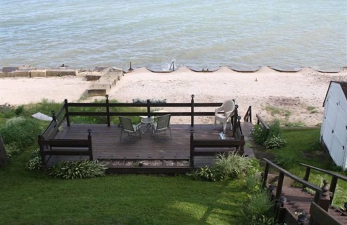 Geneva-on-the-Lake Apartment | LAKEFRONT LOFT-PERFECT COUPLES GETAWAY-rent 3 get 4th free 10/1-12/20-just ask!