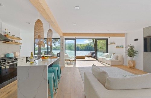 Oakland House | Lakefront luxurious retreat