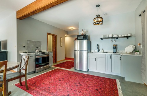 Orange Apartment | Lakefront Orange Vacation Rental - Pet Friendly!