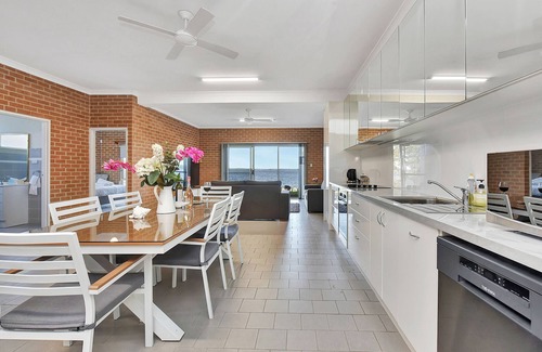 Lake Munmorah House | Lakefront peaceful house with Fireplace