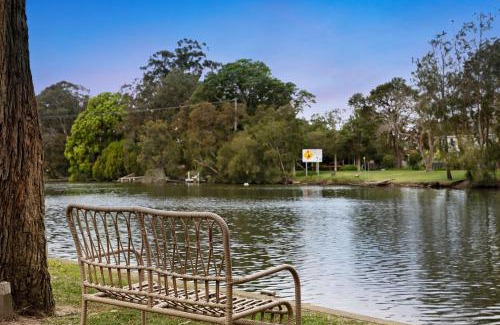 Chittaway Point House | Lakefront Serenity