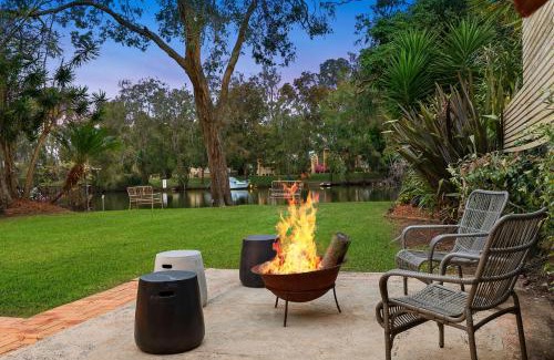 Chittaway Point House | Lakefront Serenity