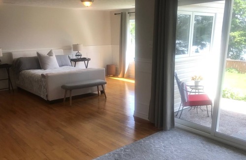 Cole Harbour House | Lakefront Suite