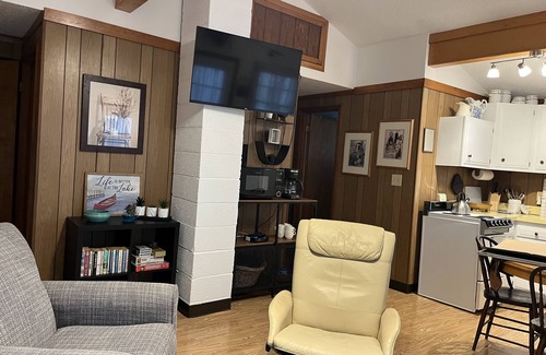 West Hill Lake Cottage | Lakefront Tranquility/Fishermans Delight