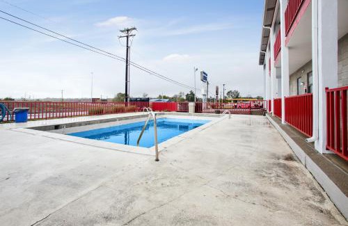 Russell Springs Hotel | Laker Inn