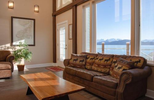 Homer House | Lakeshore Lodging Lodge 709