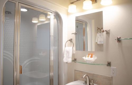 Homer House | Lakeshore Lodging Lodge 715