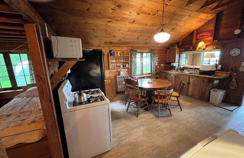 Grand Isle Cottage | Lakeside 2-bedroom cottage with WiFi in Grand Isle