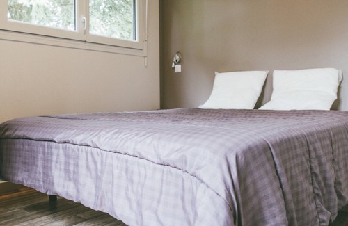 Rochefort-en-Terre Ski Chalet | Lakeside Cottage with Seasonal Pool and WIFI