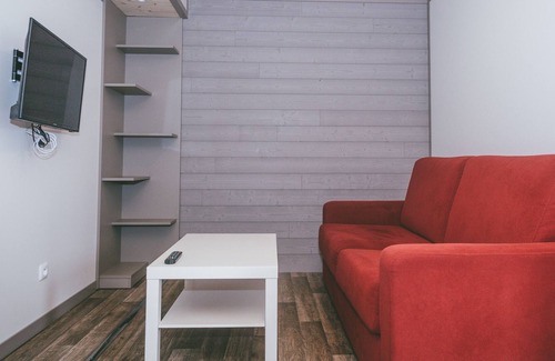 Rochefort-en-Terre Ski Chalet | Lakeside Cottage with Seasonal Pool and WIFI