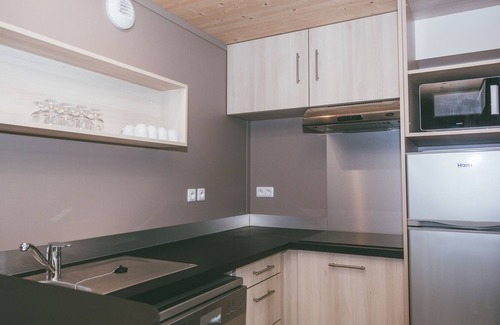 Rochefort-en-Terre Ski Chalet | Lakeside Cottage with Seasonal Pool and WIFI