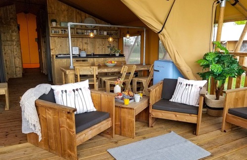 Bant House | Lakeside Escape for Groups