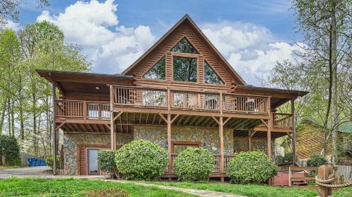 Sherrills Ford House | Lakeside Lodge by AvantStay Hot Tub Dock