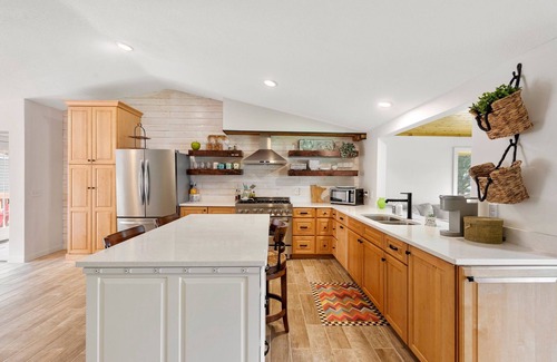 Zimmerman House | Lakeside Retreat- 7beds/4bd/2ba! Family and pet friendly!