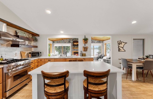 Zimmerman House | Lakeside Retreat- 7beds/4bd/2ba! Family and pet friendly!