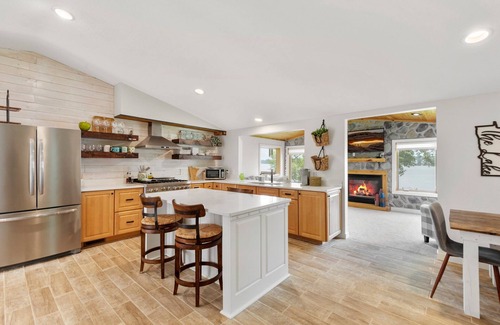 Zimmerman House | Lakeside Retreat- 7beds/4bd/2ba! Family and pet friendly!