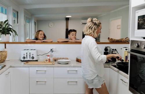 Booroobin House | Lakeside Retreat for 10 – Your Ultimate Getaway