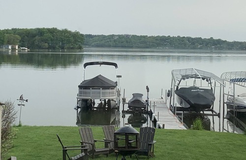 Pewaukee House | Lakeside Retreat - Newly Remodeled 3 Bdrm+ Loft House on Beautiful Pewaukee Lake