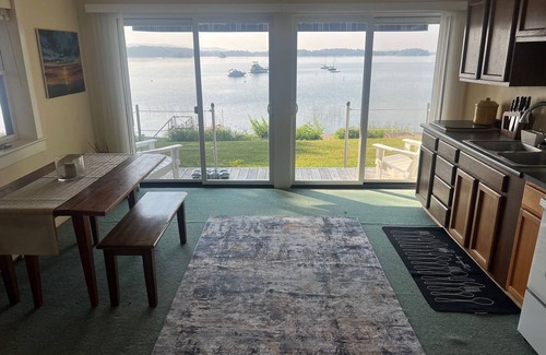 Charlotte Cottage | Lakeside retreat on Thompsons Point, private outdoor shower