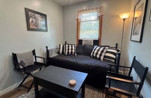 Maryland House | Lakeside Suite - private guest house suite on Goodyear Lake